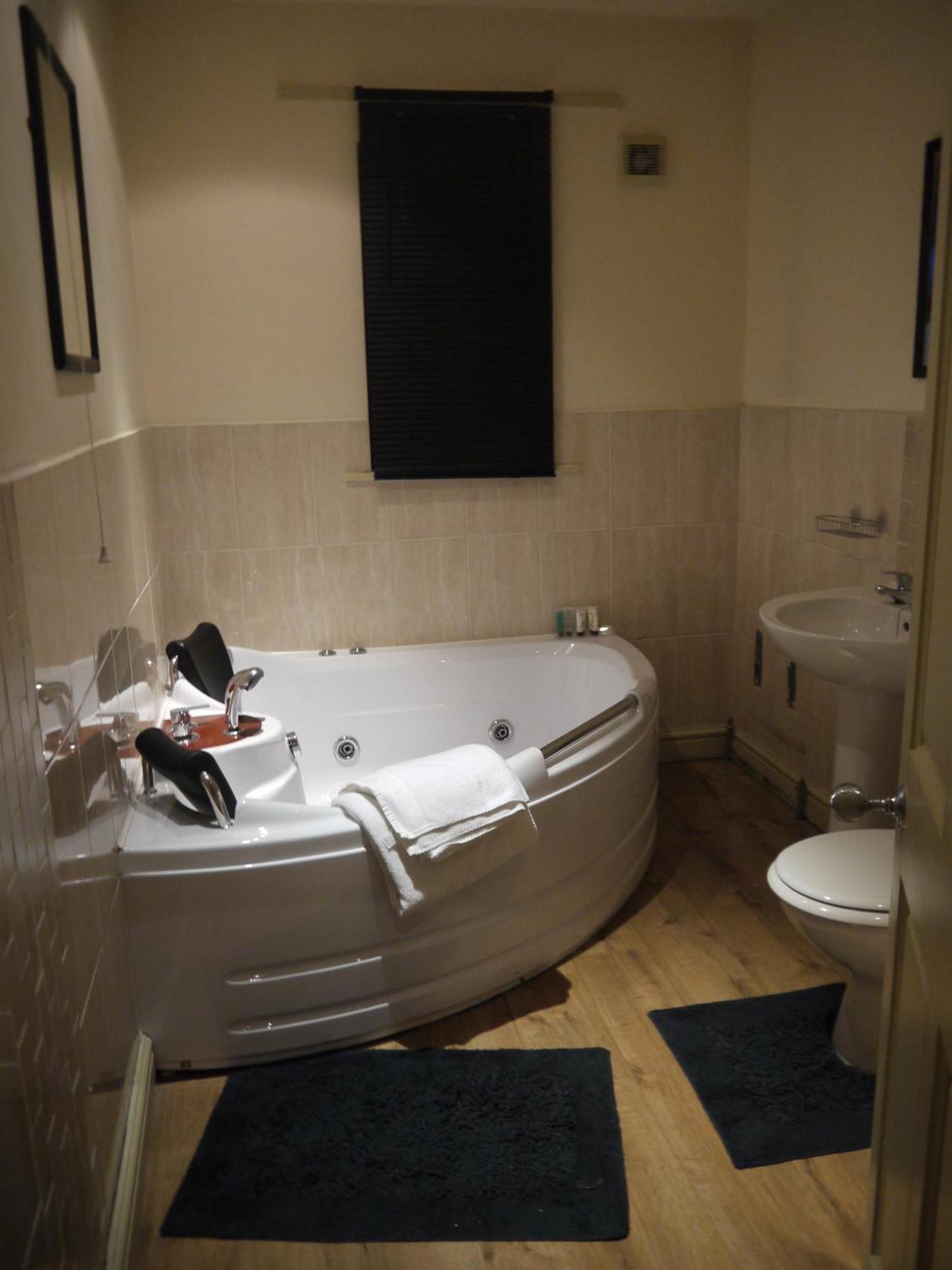 Dimple Well Lodge Hotel Wakefield Buitenkant foto